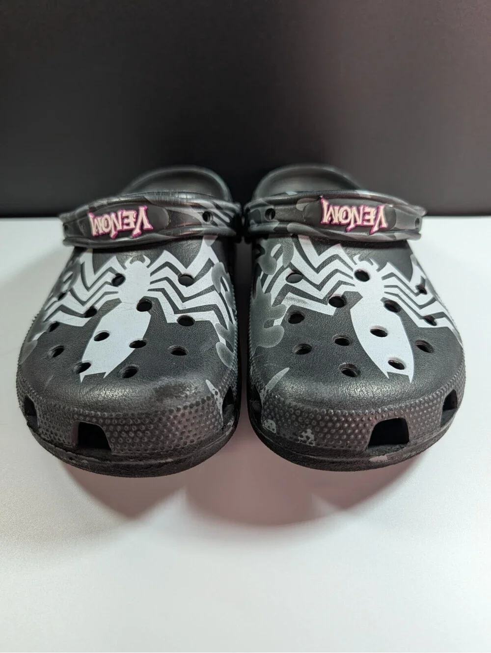 Crocs Unisex M8 W10 Black Gray Marvel Venom Camo Classic Clogs Slip On Shoes